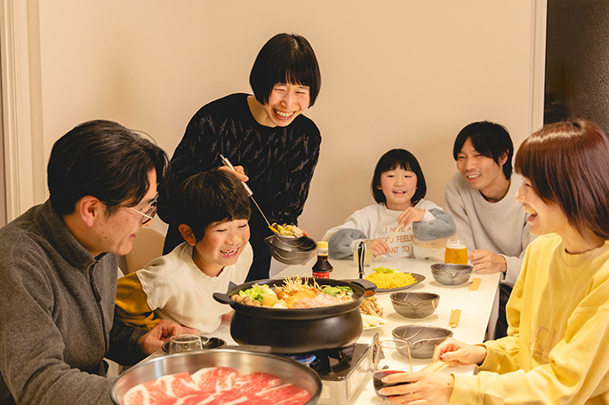 家族で料理を囲んでいる