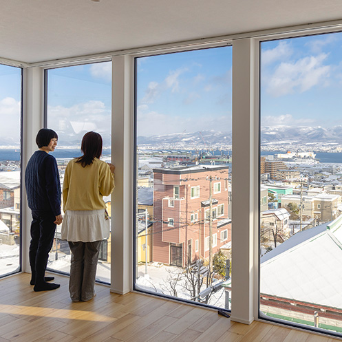 窓の外を眺める女性