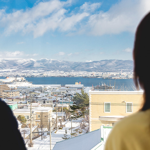 窓の外を眺める女性②